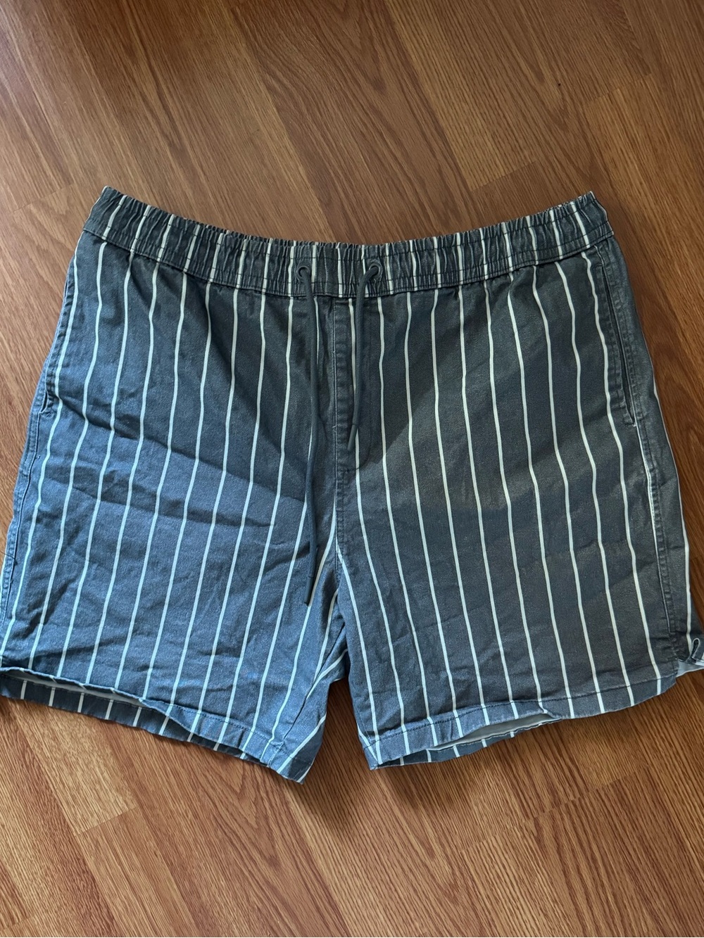 Forever 21 Men's Gray & White Pinstripe Flat Front Shorts